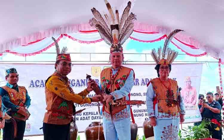 Bupati - Wakil Bupati Gunung Mas Terima Gelar Adat Dayak