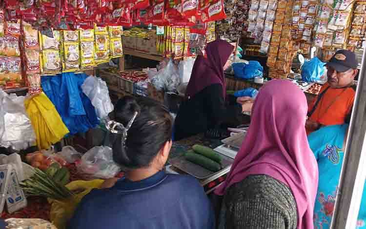 Aktivitas warga saat belanja kebutuhan pokok di Pasar Kereng Pangi, Sabtu, 21 Juni 2025. (Foto: Abdul Gofur).