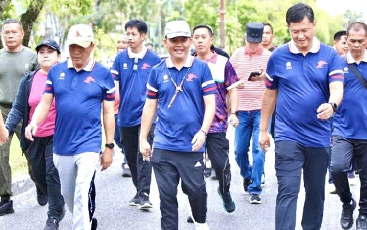 Gubernur Tambah Doorprize, Warga Antusias Ikuti Jalan Santai Hari Bhayangkara