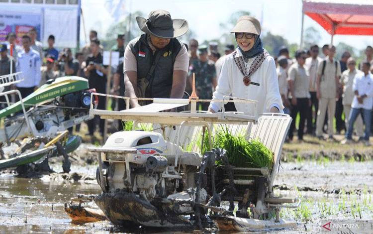 Transformasi di bidang pertanian di Kalbar dilakukan dengan penggunaan alsintan modern (ANTARA/Rendra Oxtora)