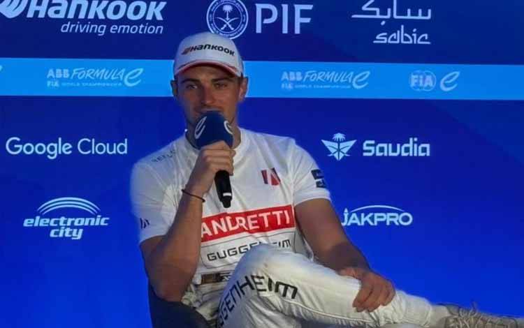 Pembalap Andretti Nico Mueller dalam konferensi pers setelah balapan Jakarta E-prix yang berlangsung di Jakarta International E-Prix Circuit (JIEC), Ancol, Sabtu (21/6/2025). (ANTARA/FAJAR SATRIYO)