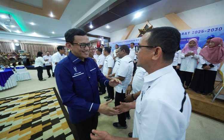Menteri Pelindungan Pekerja Migran Indonesia (P2MI) Abdul Kadir Karding dalam pelantikan pengurus IKA Undip DPD Kalimantan Barat periode 2025-2030 di Pontianak, Sabtu (21/6/2025). (ANTARA/HO-KP2MI)