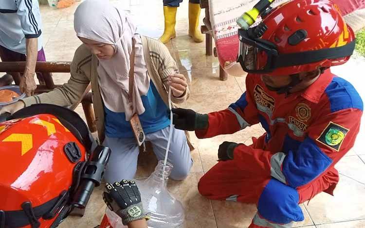 Tidak Bisa Ambil Selang Penghisap Galon, Warga Minta Bantu Call Center 112 Palangka Raya