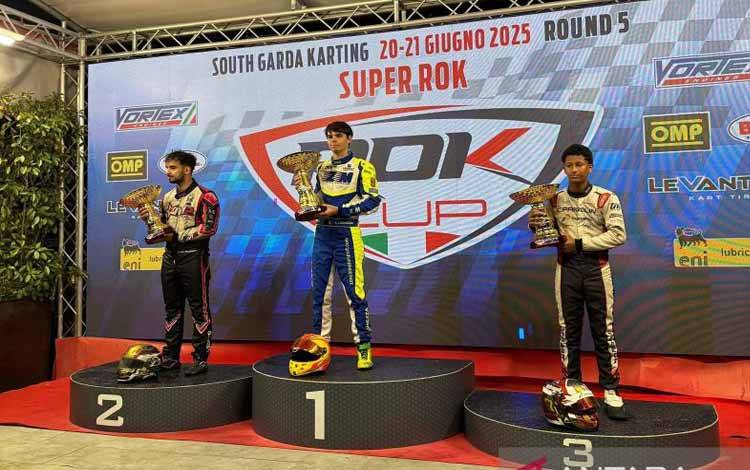 Pembalap gokart Indonesia Qarrar Firhand (kanan) menghuni posisi ketiga pada balap putaran kelima ROK Cup Italy 2025 di Sirkuit South Garda, Lonato, Italia, Minggu (22/6/2025). (ANTARA/HO/QARRAR FIRHAND ALI)