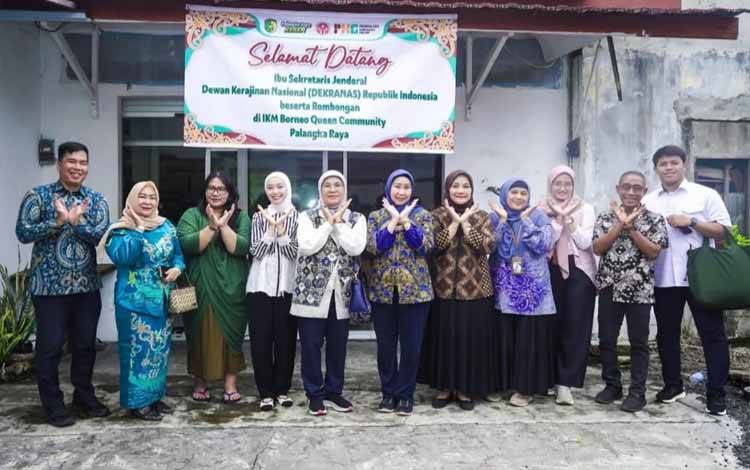 Dekranasda Palangka Raya Dampingi Dirjen IKMA Kunjungi IKM Borneo Queen