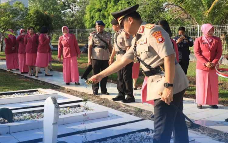 Polda Kalteng Gelar Ziarah di TMP Sanaman Lampang dalam Peringatan Hari Bhayangkara ke 79