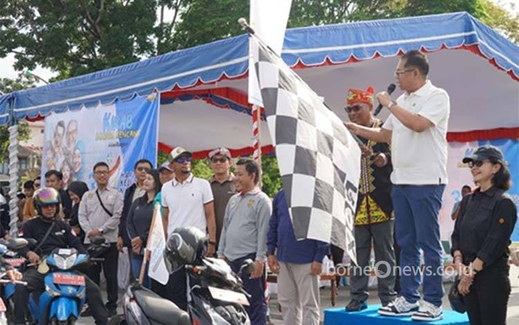 Staf Ahli Gubernur Bidang Pemerintahan, Hukum, dan Politik H. Darliansjah saat melepas Konvoi Kirab. (FOTO: IK)