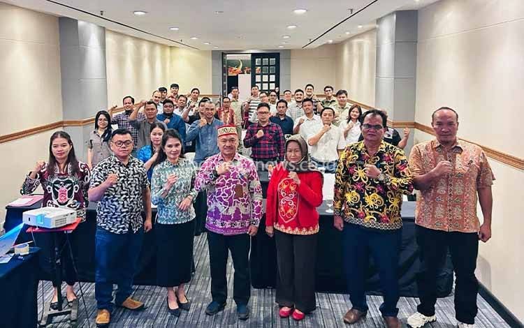 Kepala Dinas Tenaga Kerja dan Transmigrasi Provinsi Kalimantan Tengah Farid Wajdi foto bersama saat bimtek Penyelesaian Perselisihan Hubungan Industrial. (FOTO: DISNAKERTRANS KALTENG)