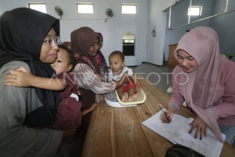 Arsip - Kegiatan posyandu cegah stunting pada anak. ANTARA/Prasetia Fauzani