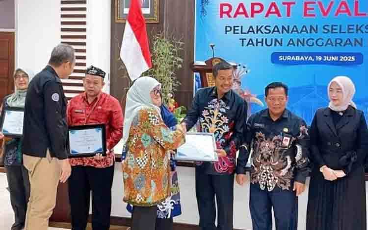 Kepala BKPSDM Kotim Kamaruddin Makalepu saat menerima penghargaan, belum lama ini. (FOTO : IST)?