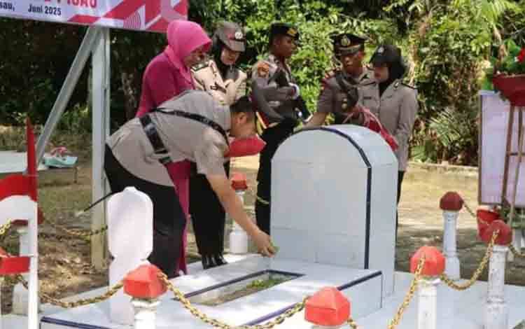 Ziarah ke Makam HM Sanusi, Kapolres Pulpis: Pengabdian Pahlawan Harus jadi Inspirasi