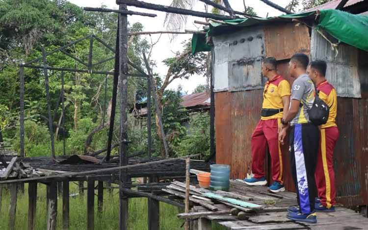 Kapolres Katingan AKBP Chandra Ismawanto mengecek rencana bangunan bantuan rumah