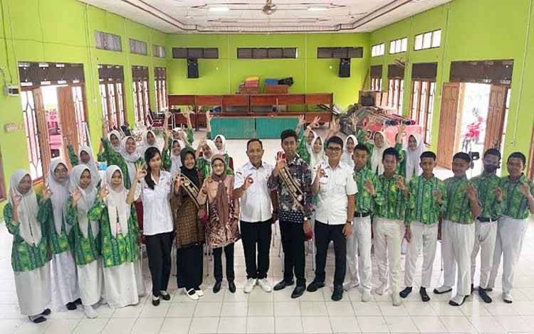 Dinas Dalduk KB P3A Barito Utara melaksanakan sosialisasi dan edukasi dalam rangka penguatan program Generasi Berencana (GenRe) dengan menyasar pelajar tingkat SMP hingga SMA di Muara Teweh, Senin (23/6/2025). ANTARA/HO-Dinas Kominfosandi Barito Utara