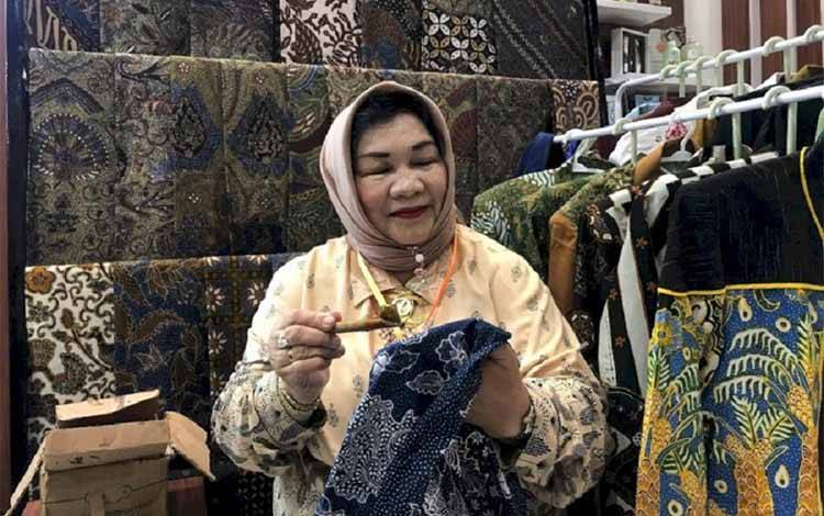 Ketua Umum GPPI, Dr. Ir. Delima Hasri Azahari, MS, Mencanting dengan Malam Sawit pada Gelaran Palmex 2025 di Booth BPDP. (FOTO: Istimewa)