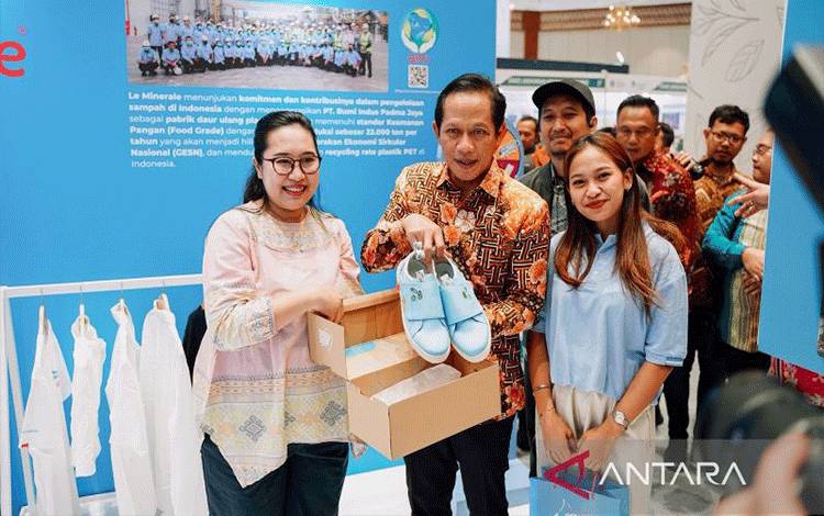 Menteri Lingkungan Hidup, Hanif Faisol Nurofiq memberikan apresiasi terhadap Sepatu Daur Ulang Plastik PET saat Pameran Hari Lingkungan Hidup Sedunia 2025 yang berlangsung di Assembly Hall Jakarta Convention Center (JCC) pada 22-24 Juni 2025. (ANTARA/HO-Inisiatif #JadiBaruLagi)