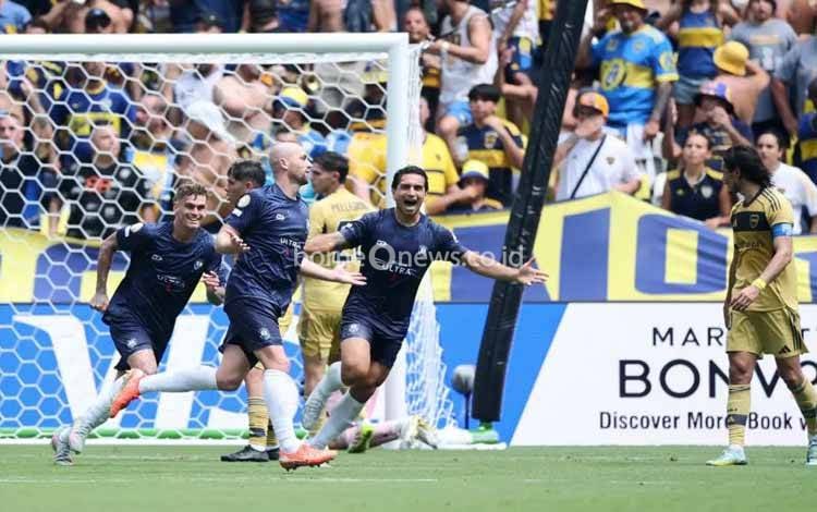 Beberapa pemain Auckland City FC merayakan keberhasilan Christian Gray (kedua kiri) mencetak gol ke gawang Boca Juniors pada pertandingan Grup C Piala Dunia Antarklub 2025 di Stadion Geodis Park, Nashville, Selasa (24/5/2025). (ANTARA/FIFA.com)