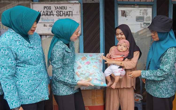 TP PKK Palangka Raya Beri Bantuan untuk Korban Kebakaran di Komplek Puntun
