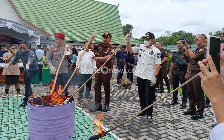 Kejari Pulang Pisau Musnahkan Barang Bukti Perkara, ini Didominasi Kasusnya
