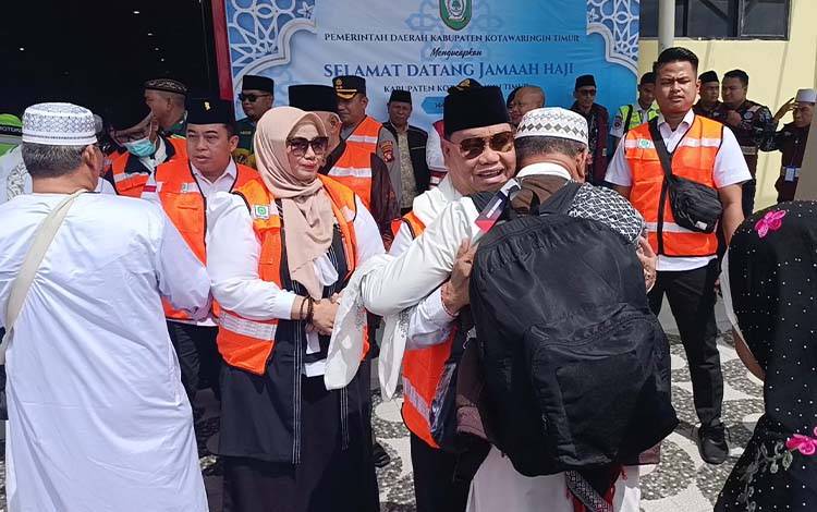 Suasana Haru Sambut Kedatangan Jemaah Haji Kotim di Bandara H Asan Sampit