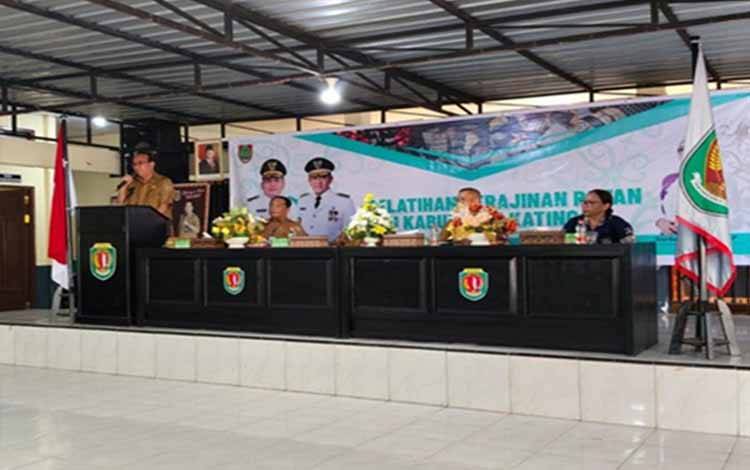 Pelatihan kerajinan anyaman rotan di Kecamatan Katingan Hilir. (FOTO:DISDAGPERIN KALTENG)