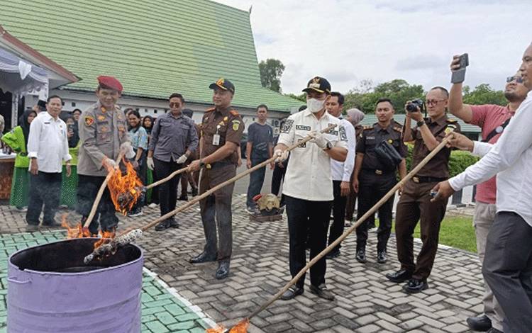Bupati Pulpis Ikut Pemusnahan Barang Bukti, Apresiasi Kejari dan Siap Kolaborasi Perangi Kriminalitas