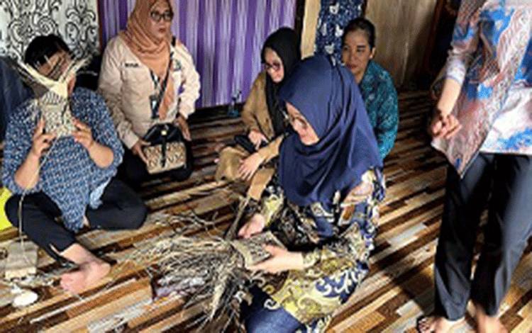 Persiapkan Pameran, Dekranasda Barito Utara Kunjungi Galeri dan Pengrajin UMKM di 3 Kecamatan