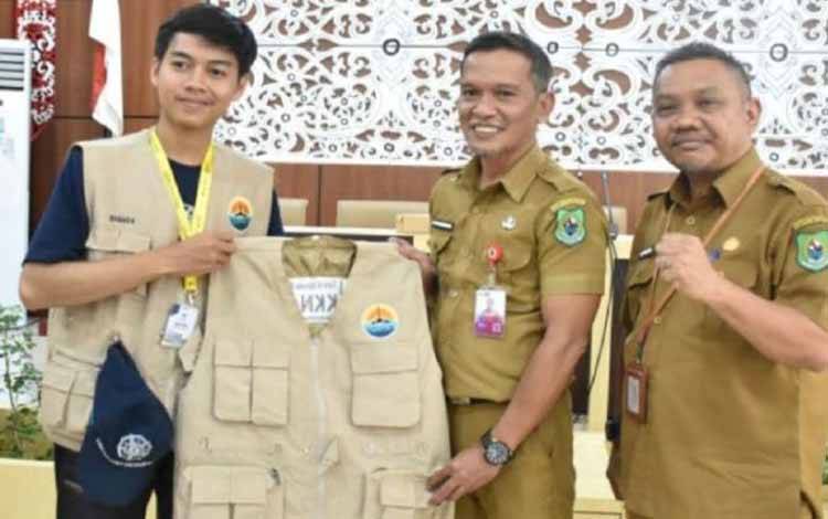 Staf Ahli Bupati Kapuas Budi Kurniawan menerima rompi baju KKN dari mahasiswa UGM Yogyakarta di Kuala Kapuas, Selasa (24/6/2025). ANTARA/HO-Diskominfosantik Kapuas