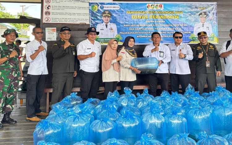 Dinas Perikanan Palangka Raya Restocking Ribuan Bibit Ikan di Sei Gohong