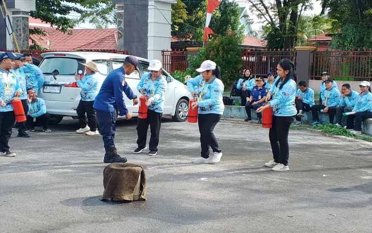 Diskarmat Palangka Raya Berikan Pelatihan Pemadaman Api Ringan kepada Staf BKPSDM Kalteng