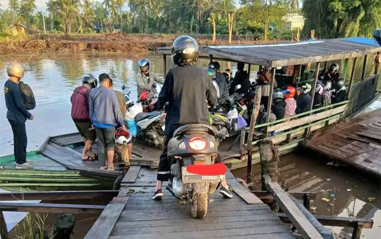Akses Jalur Darat Terbatas di Bataguh, Pemkab Kapuas Targetkan Pembangunan Jalan Desa Rampung Dalam Dua Tahun