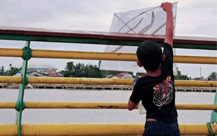 Warga Kuala Kapuas Keluhkan Aktivitas Bermain Layang-layang di Kawasan Padat Penduduk