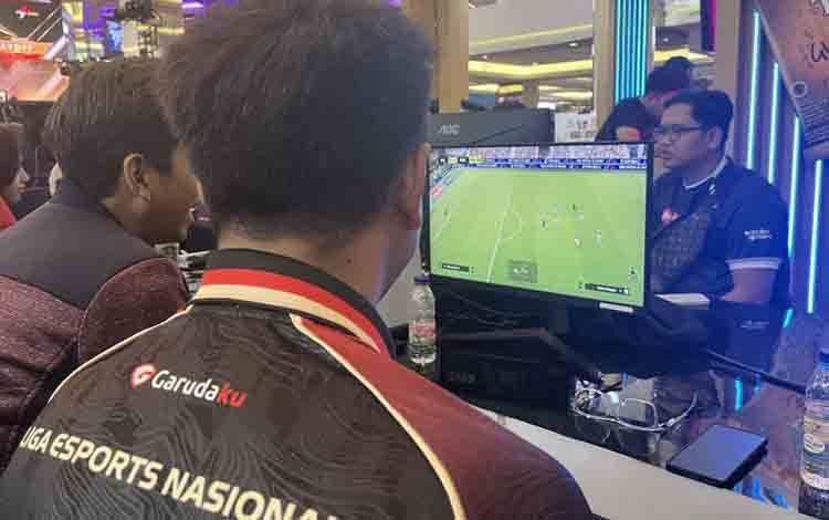 Event Director Garudaku Wim Reynaldo bermain eFootball yang dipertandingkan dalam gelaran ekshibisi Liga Esports Nasional di Mal Taman Anggrek Jakarta, Jumat (25/10/2024). (ANTARA/Arindra Meodia)