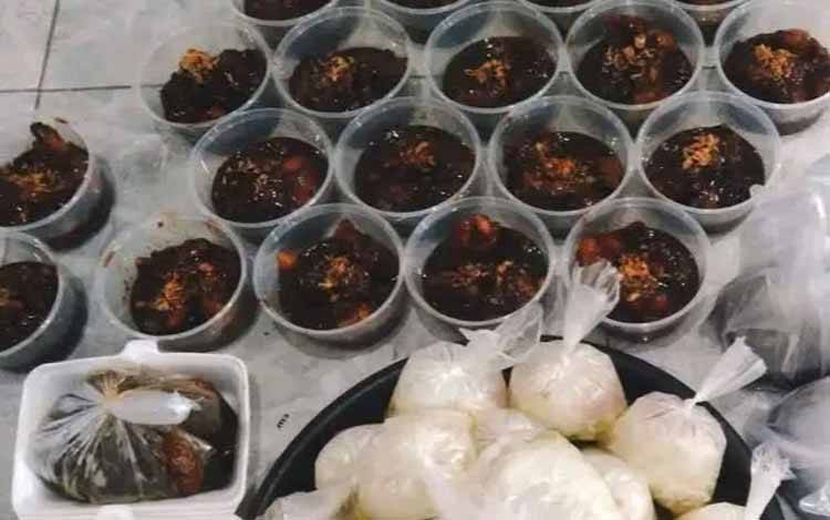 Menu Ayam Masak Bom yang siap dipasarkan pedagang kuliner di Kuala Kapuas ( IST )