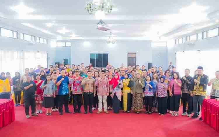 Foto bersama saat Penutupan pelatihan berlangsung di Aula Sei Kapuas BPSDM Kalteng. (FOTO:IKSN)