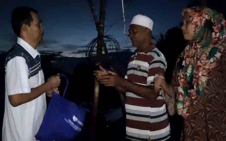 Almijan (kiri) disambut Kakak dan Iparnya begitu tiba di rumah, diantarkan Suster Kristina dan Caritas Indonesia-Palangka Raya pada Kamis, 26 Juni 2025. (FOTO: TESTI PRISCILLA)