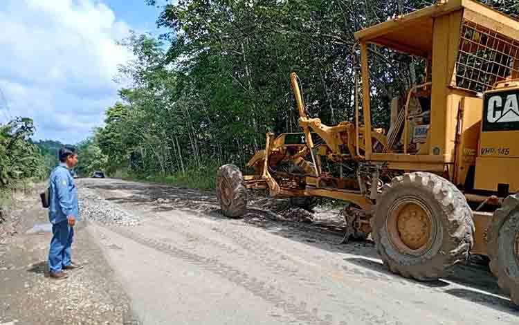Kadis PUPR Barito Utara Tinjau Langsung Perbaikan Jalan Nasional Muara Teweh-Kandui