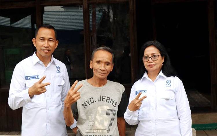 Cabup Barito Utara, H Jimmy Carter dan Cawabup, Inriaty Karawaheni menyapa warga Desa Kandui, Selasa 24 Juni 2025 lalu. (foto: Dhani)
