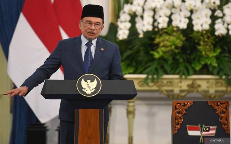 Perdana Menteri Malaysia Anwar Ibrahim menyampaikan paparan dalam konferensi pers usai pertemuan bilateral dengan Presiden Prabowo Subianto di Istana Merdeka, Jakarta, Jumat (27/6/2025). Kunjungan kenegaraan PM Malaysia Anwar Ibrahim di Istana Kepresidenan Jakarta tersebut untuk membahas hubungan bilateral, tindak lanjut dari sejumlah agenda ASEAN di Kuala Lumpur beberapa waktu lalu, serta bertukar pandangan soal dinamika kawasan dan global yang menjadi perhatian bersama. ANTARA FOTO/Galih Pradi