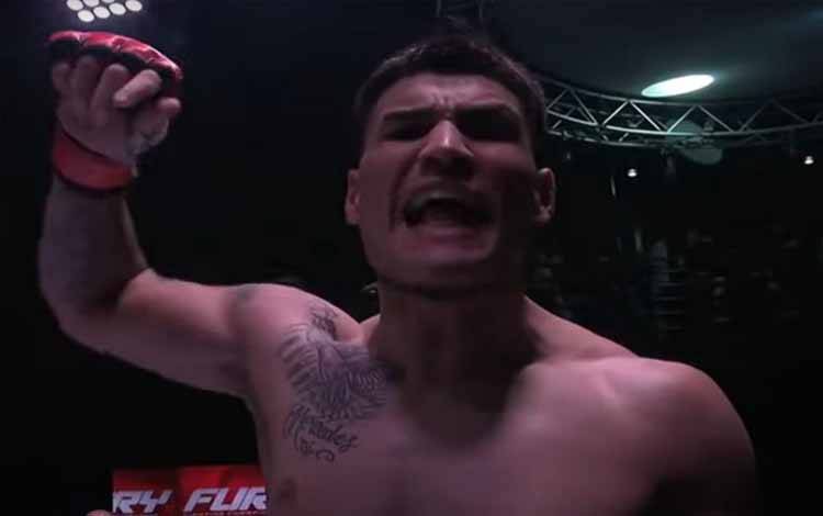 Petarung kelas menengah Christopher Ewert dikeluarkan dari ajang UFC 317 karena kelebihan berat badan hingga 10 kg. (Akun youtube ufcespanol)