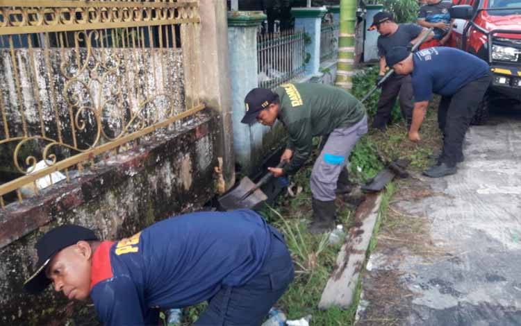 Call Center 112 Palangka Raya Tangani Drainase Tersumbat Jalan Samudin Aman
