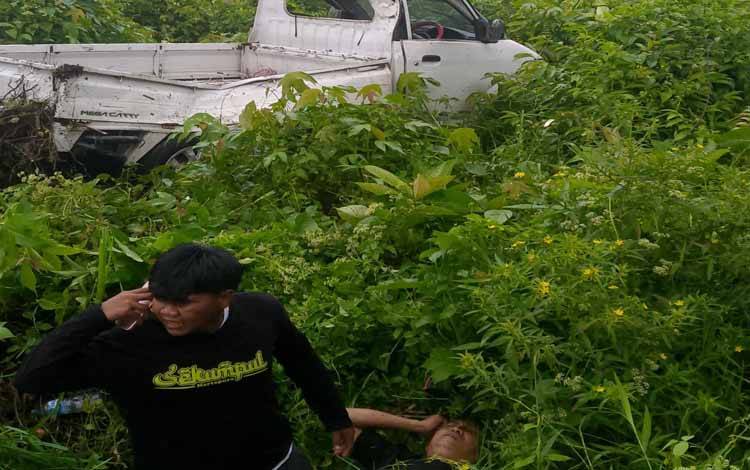 Sebuah mobil pikap dan sopir yang terluka seusai alami kecelakaan tunggal di Jalan Trans Kalimantan, Sei Pasah, Kapuas Hilir pada Sabtu, 26 Juni 2025 (IST)