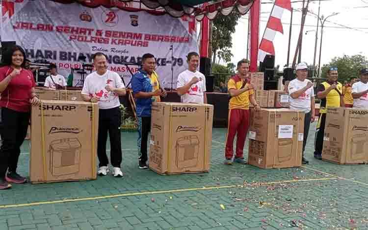 Ribuan Masyarakat Kapuas Tetap Antusias Ikuti Jalan Sehat HUT Bhayangkara Meski Cuaca Mendung