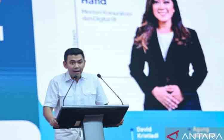Staf Khusus Menteri Alfreno Kautsar Ramadhan saat menyampaikan pesan Menteri Meutya Hafid di Sekolah Tinggi Multi Media (STMM) Yogyakarta, Jumat (27/6/2025). (ANTARA/HO-Komdigi)