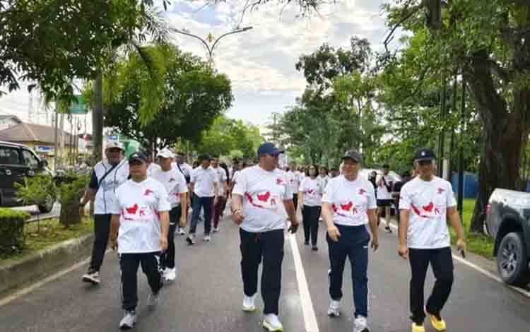 Ikuti Jalan Sehat Hari Bhayangkara, Wakil Ketua DPRD I Kapuas Sampaikan Harapan dan Apresiasi