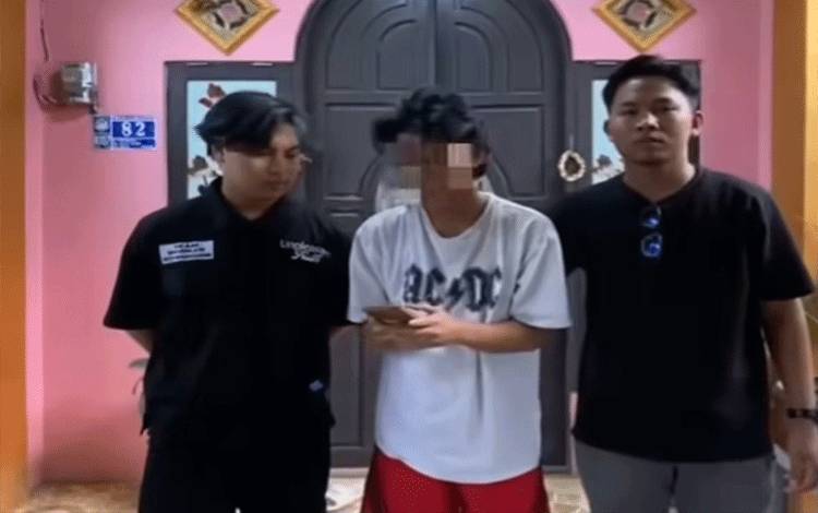 Jeremy ketika memberikan klarifikasi permintaan maafnya atas unggahan yang mengandung unsur penistaan agama di Kuala Kapuas, pada Jum'at 27 Juni 2025. (IST)