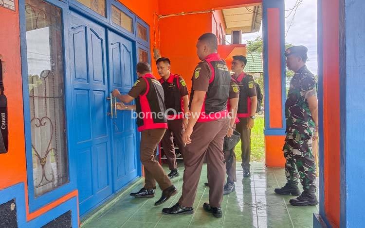 Petugas Kejari Pulang Pisau Dobrak Pintu Rumah Kalaksa BPBD Pulang Pisau Osa Maliki Saat Penggeledahan