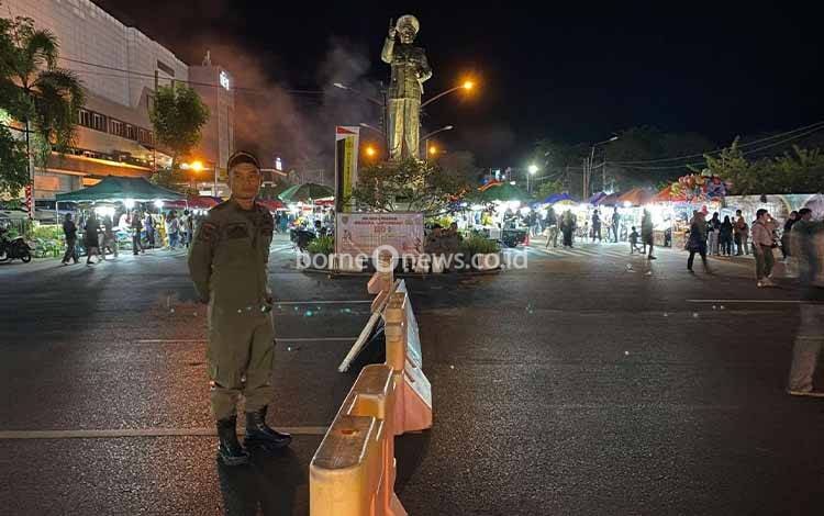 Personel Satpol PP Provinsi Kalimantan Tengah berjaga di depan Jalan Tjilik Riwut sebagai bagian dari Pengamanan acara. (FOTO: SATPOLPP KALTENG)