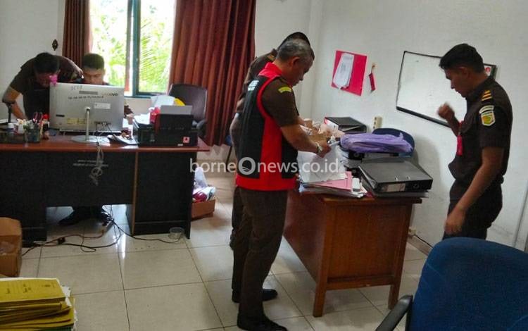 Tim Kejari Pulang Pisau melakukan penggeledahan di Kantor BPBD Pulang Pisau, Senin, 30 Juni 2025. (FOTO: RETHA)