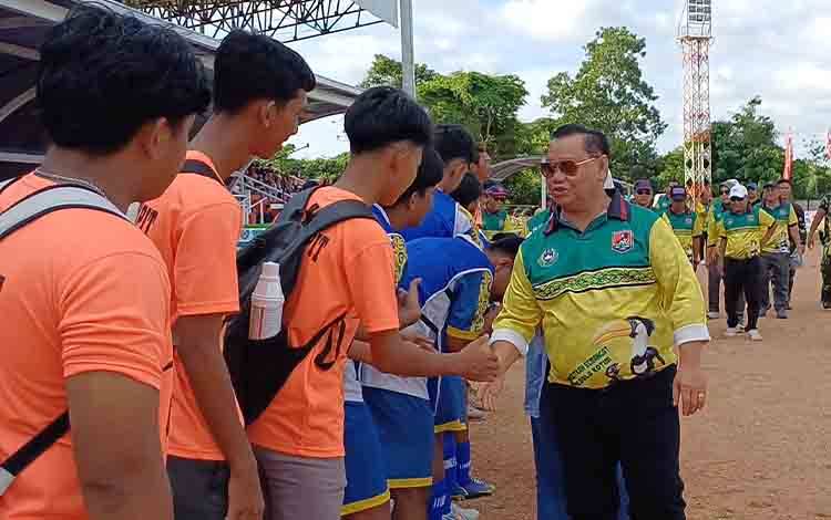 Bupati Kotawaringin Timur Halikinnor bersalaman dengan pemain sepak bola yang sedang berlaga pada event HNR Cup I, 14 Juni 2025. (FOTO: DEWIP)