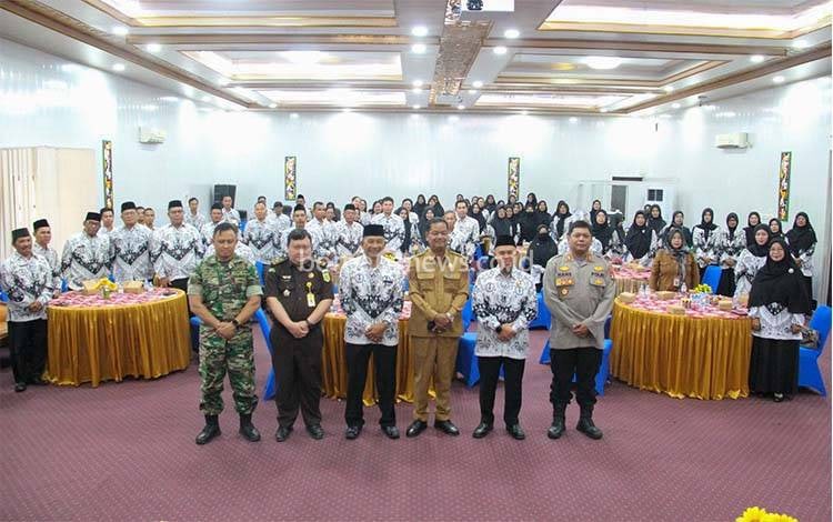 Sekretaris Daerah Seruyan, Djainuddin Noor foto bersama saat membuka Konferensi Kabupaten V Persatuan Guru Republik Indonesia Seruyan (Foto : Ist)